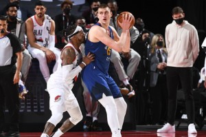  掘金队加时险胜雄鹿登顶西部  