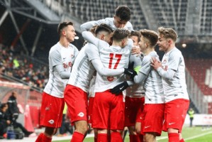  莱比锡红牛与拜仁慕尼黑争夺欧冠资格白热化  