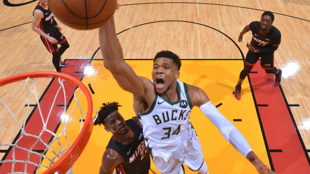  曼联争议红牌引热议，B费染红离场球队惨遭绝杀  